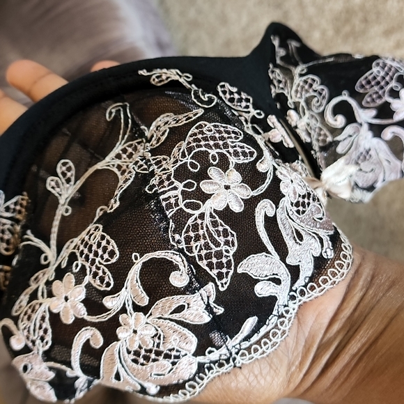 Lace Bra, 32D - Picture 4 of 4